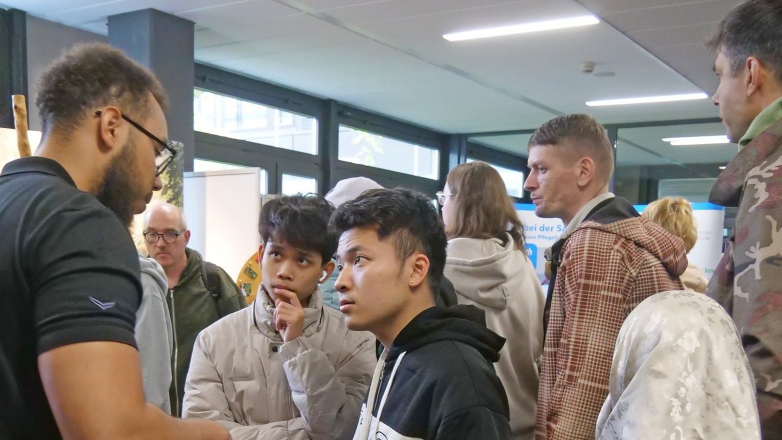 Viele Schüler gehen bei der Ausbildungsbörse in Mühlacker direkt ins Gespräch und informieren sich über passende Berufsbilder. Foto: Friedrich Viele Schüler gehen bei der Ausbildungsbörse in Mühlacker direkt ins Gespräch und informieren sich über passende Berufsbilder. Foto: Friedrich