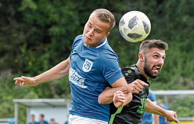 Für den VfB Vaihingen (links Matthias Fitzner) geht es schon heute Abend weiter.  Foto: Leitner