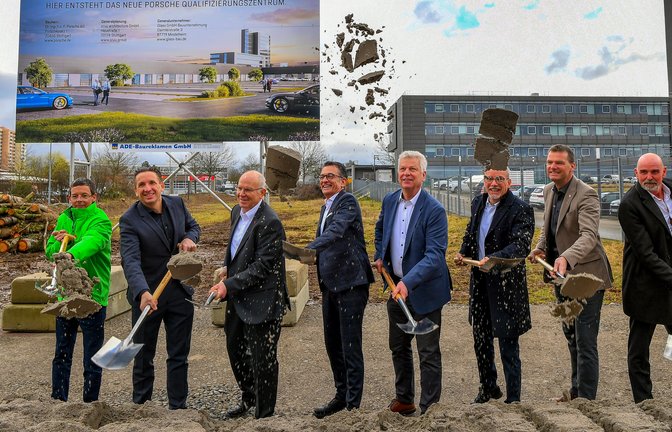 An den Spaten (von links): Björn Glass (Glass Bauunternehmung), René Ramann (Porsche), Tamms Bürgermeister Martin Bernhard, Alexander Pollich (Porsche Deutschland), Bietigheim-Bissingens Oberbürgermeister Jürgen Kessing, Karsten Sohns (Porsche Deutschland), Baubürgermeister Michael Wolf und Architekt Markus Mehwald.  <span class='image-autor'>Foto: Kalb</span>