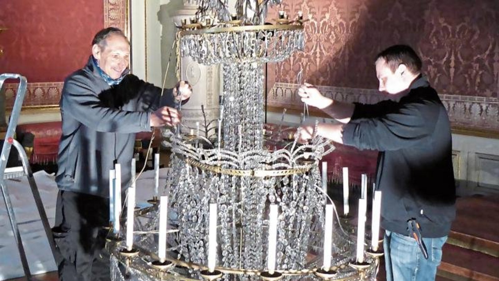 Gerhard Palme und sein Sohn bei der Arbeit im Audienzzimmer von König Friedrich I. Foto: SSG Gerhard Palme und sein Sohn bei der Arbeit im Audienzzimmer von König Friedrich I. Foto: SSG