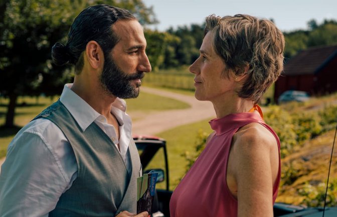 Frederika (Julia Bremermann) entdeckt, dass in dem Städtchen eine neue Tanzschule aufgemacht hat. Sie wird von Kian (Massimo Sinato) geleitet, der sofort beginnt, ihr den Hof zu machen.<span class='image-autor'>ZDF/Sebatian Wiegärtner</span>