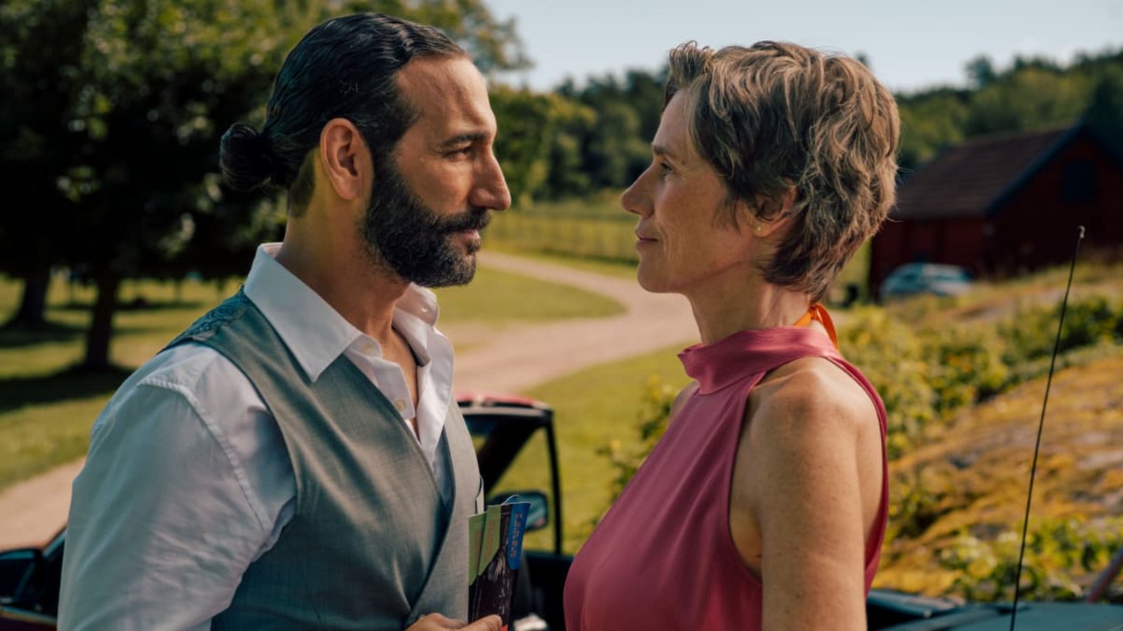 Frederika (Julia Bremermann) entdeckt, dass in dem Städtchen eine neue Tanzschule aufgemacht hat. Sie wird von Kian (Massimo Sinato) geleitet, der sofort beginnt, ihr den Hof zu machen.ZDF/Sebatian Wiegärtner
