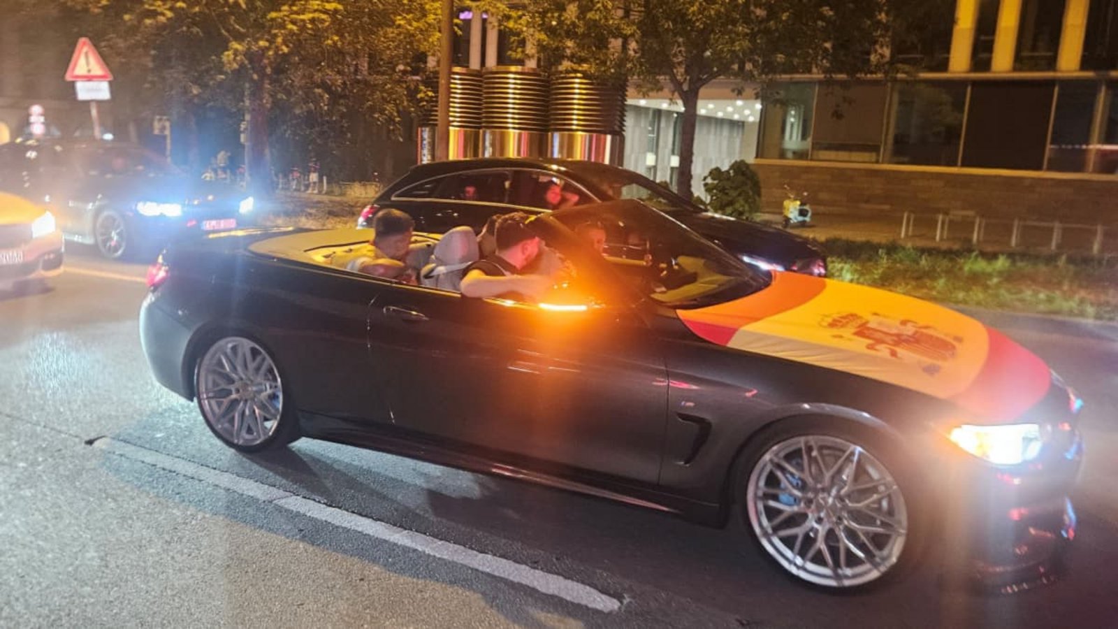 Autokorso auf der Theo: Spanier feiern den WM-Sieg in Stuttgart.Andreas Rosar Autokorso auf der Theo: Spanier feiern den WM-Sieg in Stuttgart.Andreas Rosar