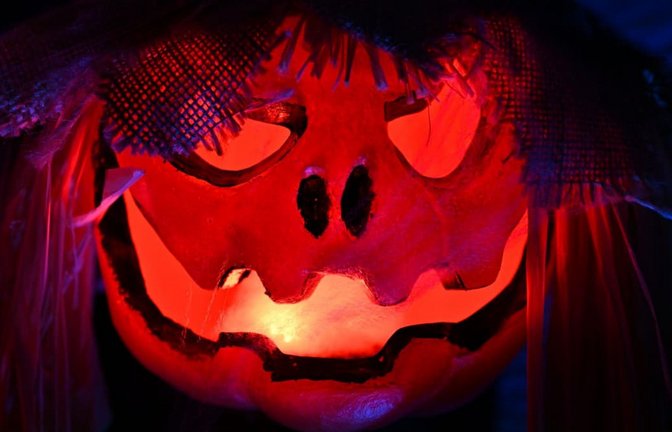 Viele legen sich zur Halloween-Zeit gruselige Dekoration für ihre Gärten zu.<span class='image-autor'>Martin Schutt/dpa</span>