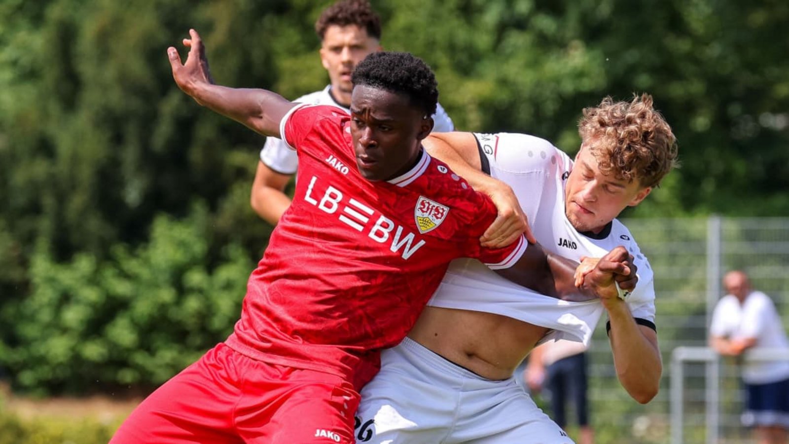 Rutesheims Lars Ludwig (re.) tut sich gegen den 16-jährigen Idriss Brayann Youmbissi Kenmoe (li.) schwer.Alexander Keppler Rutesheims Lars Ludwig (re.) tut sich gegen den 16-jährigen Idriss Brayann Youmbissi Kenmoe (li.) schwer.Alexander Keppler