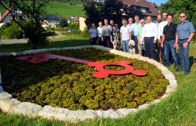 Die Vorfreude auf das Jubiläum wächst: Die Organisatoren präsentierten ein Blumenbeet, das das Schützinger Ortswappen darstellt. <span class='image-autor'>Foto: Stahlfeld</span>
