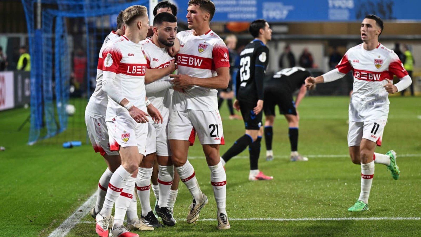 Der Stürmer Deniz Undav (3.v.li.)&nbsp; ist als Torschütze zur Stelle&nbsp;– und führt den VfB in Paderborn zum Sieg.IMAGO/Ulrich Hufnagel