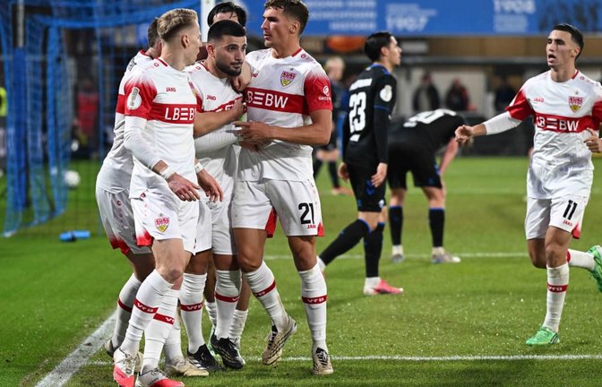Der Stürmer Deniz Undav (3.v.li.)&nbsp; ist als Torschütze zur Stelle&nbsp;– und führt den VfB in Paderborn zum Sieg.<span class='image-autor'>IMAGO/Ulrich Hufnagel</span>