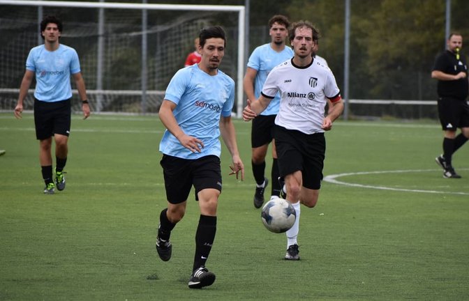 Der SV Bondorf (in Hellblau) tat sich beim FC Gärtringen (in Weiß) lange schwer: Am Ende wurde der Auswärtssieg aber doch deutlich.<span class='image-autor'>Michael Schwartz</span>