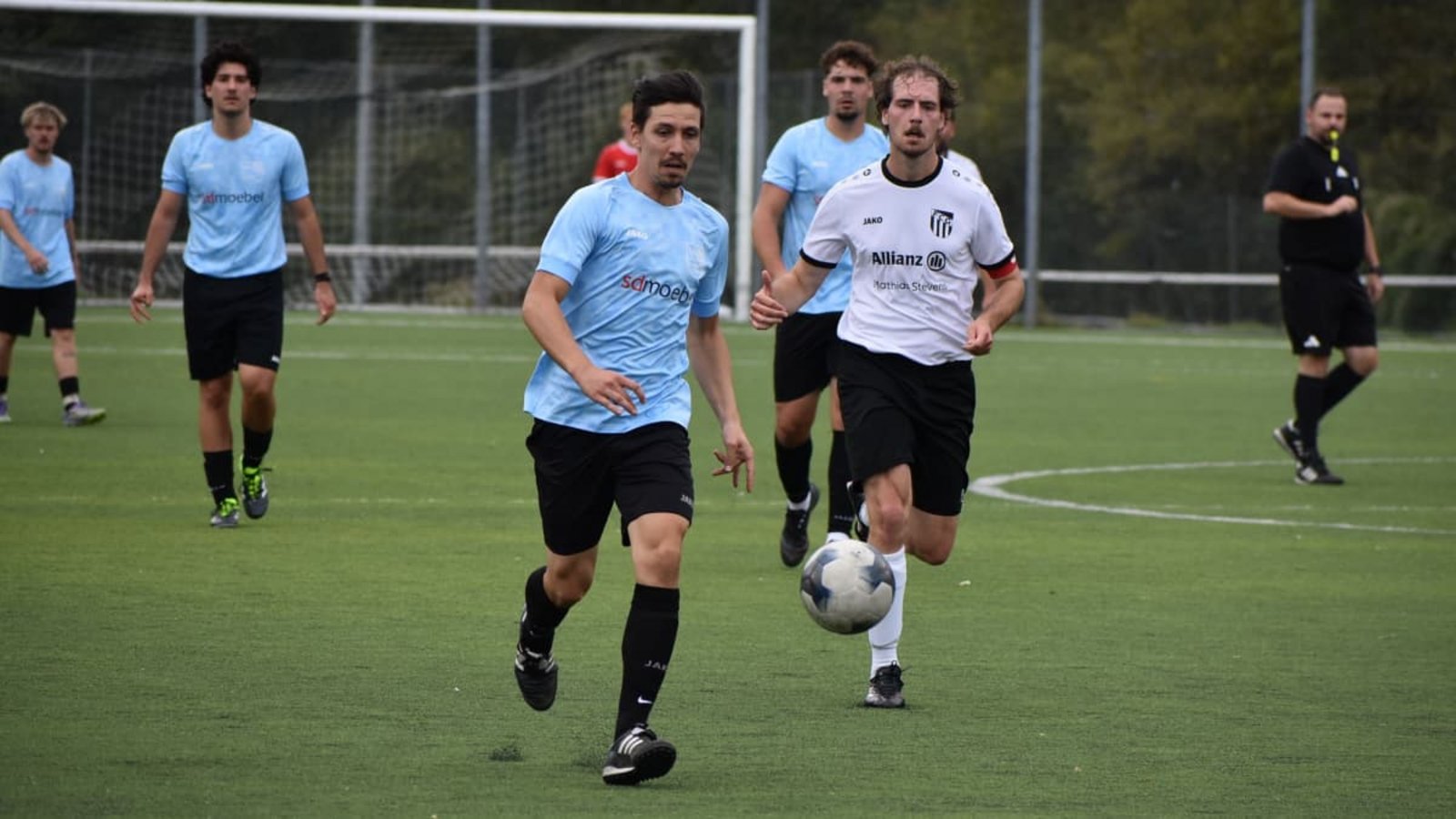 Der SV Bondorf (in Hellblau) tat sich beim FC Gärtringen (in Weiß) lange schwer: Am Ende wurde der Auswärtssieg aber doch deutlich.Michael Schwartz