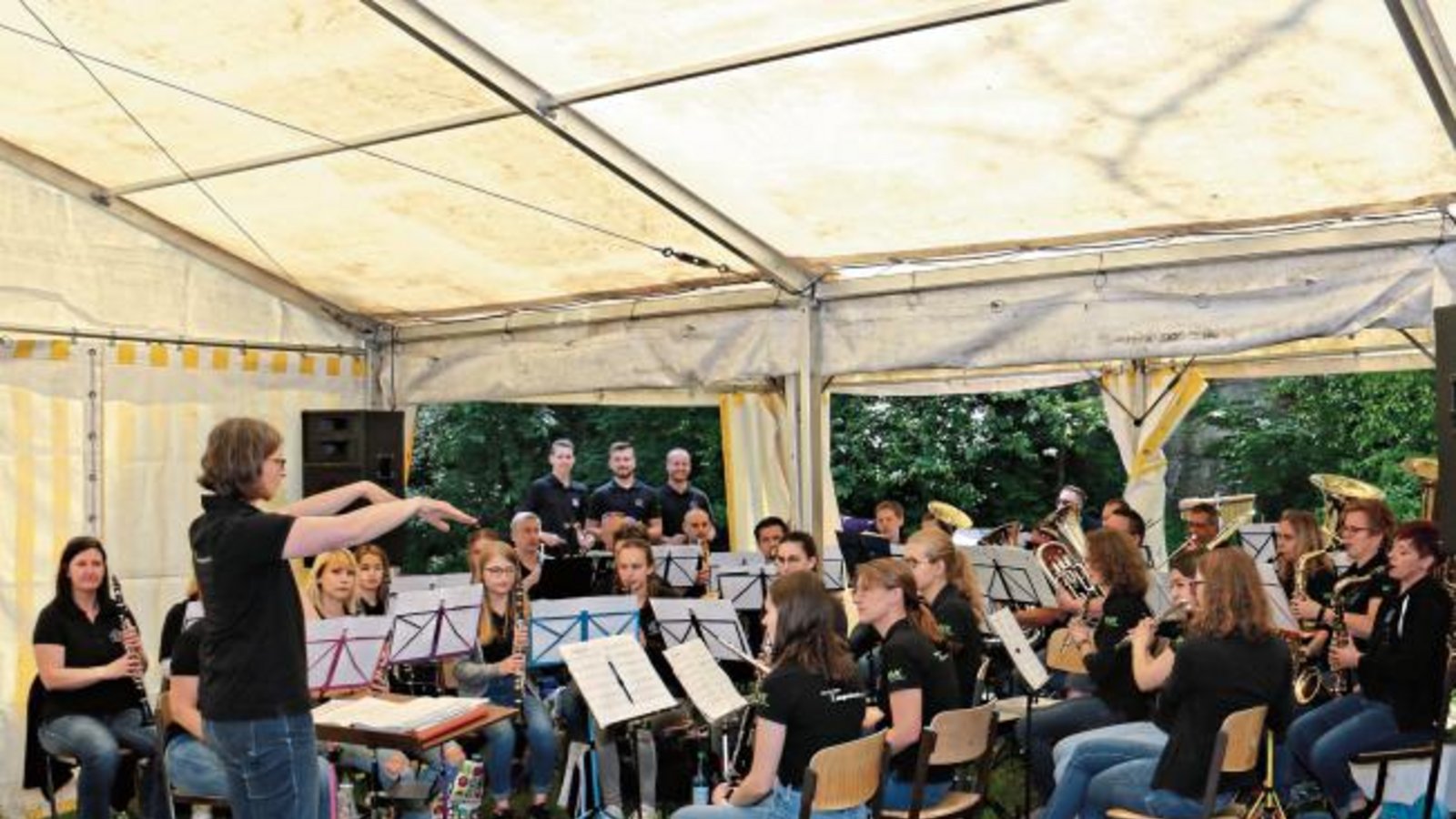 Beim Fuchslochfest in Vaihingen spielt die Musik. Der Musikverein Kleinglattbach sorgte am Vatertag nicht nur fürs leibliche Wohl der vielen Gäste, sondern auch für Unterhaltung. Bei strahlendem Sonnenschein kamen zahlreiche Ausflügler zum Fest des Musikvereins, der mit Blasorchester, Jugendblas- und Juniororchester aufspielte. Foto: Rücker Beim Fuchslochfest in Vaihingen spielt die Musik. Der Musikverein Kleinglattbach sorgte am Vatertag nicht nur fürs leibliche Wohl der vielen Gäste, sondern auch für Unterhaltung. Bei strahlendem Sonnenschein kamen zahlreiche Ausflügler zum Fest des Musikvereins, der mit Blasorchester, Jugendblas- und Juniororchester aufspielte. Foto: Rücker