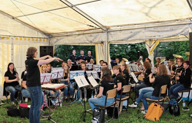 Beim Fuchslochfest in Vaihingen spielt die Musik. Der Musikverein Kleinglattbach sorgte am Vatertag nicht nur fürs leibliche Wohl der vielen Gäste, sondern auch für Unterhaltung. Bei strahlendem Sonnenschein kamen zahlreiche Ausflügler zum Fest des Musikvereins, der mit Blasorchester, Jugendblas- und Juniororchester aufspielte.  Foto: Rücker