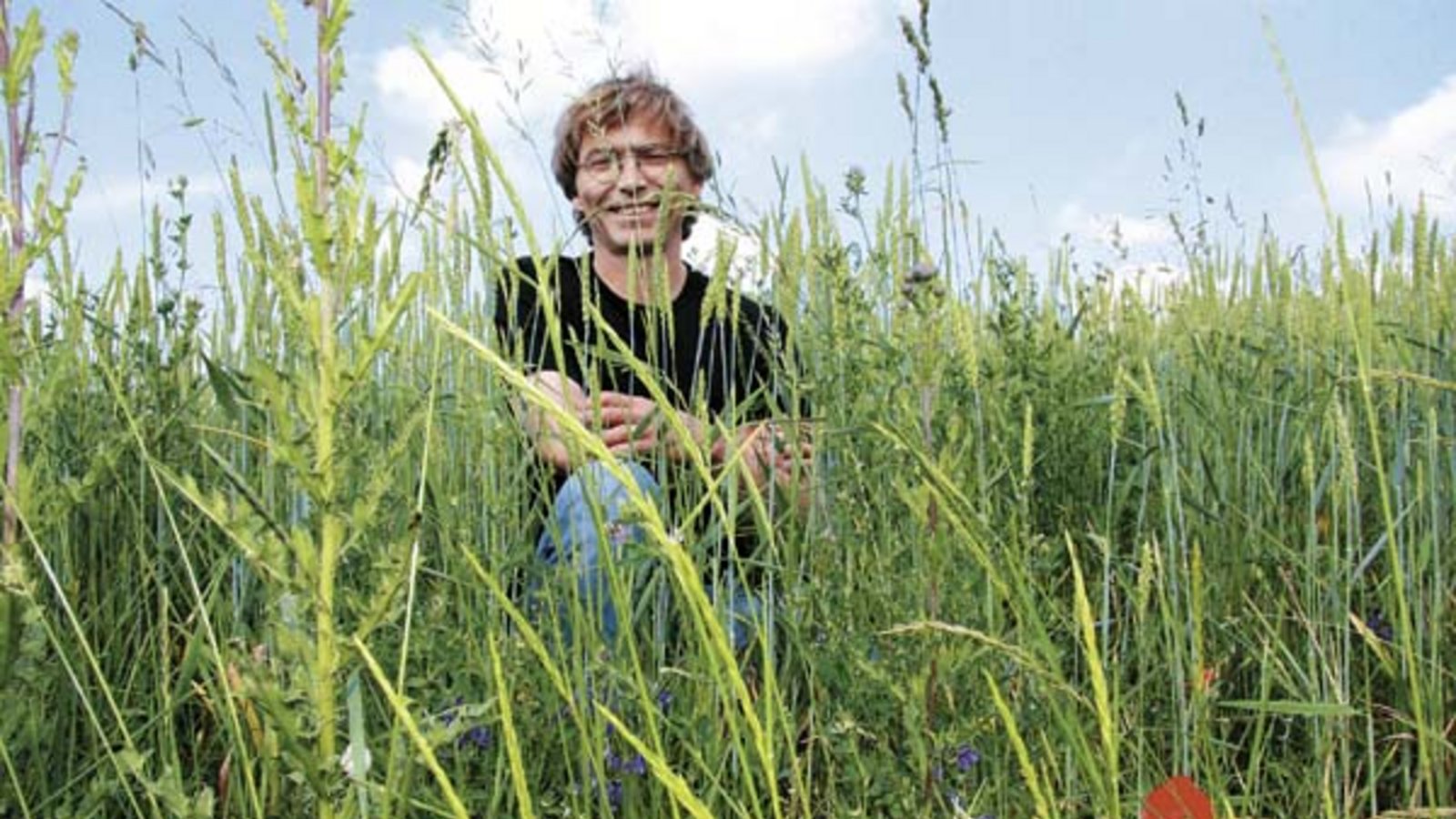 Ökolandwirt Michael Braun im Bioweizenfeld. Foto: Rücker