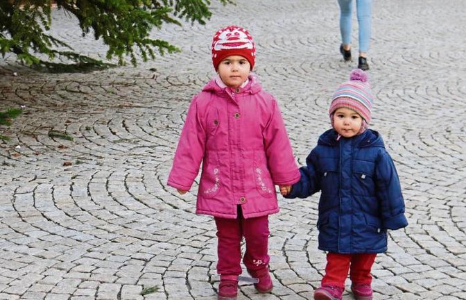 Teodora passt auf Schwesterchen Maria auf und die Mama auf beide.  Foto: Rücker