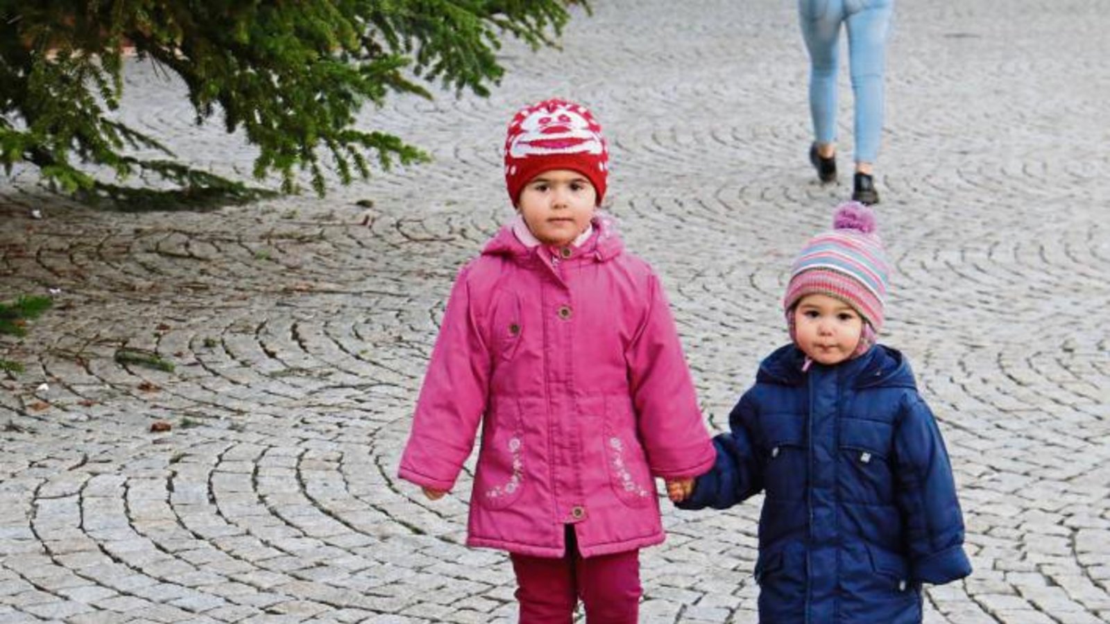 Teodora passt auf Schwesterchen Maria auf und die Mama auf beide.  Foto: Rücker