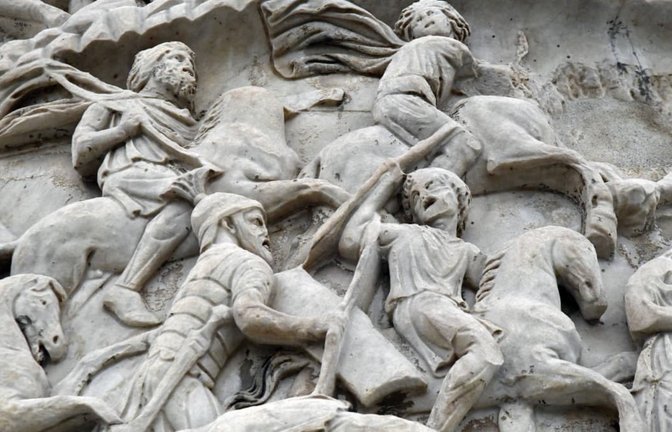 Szene auf der Marc-Aurel-Säule auf der Piazza Colonna in Rom: Auf dem 29,62 Meter hohen Säulenschaft mit seinen in 23 Windungen spiralförmig aufsteigenden, ursprünglich bemalten Bildreliefs werden in 116 Szenen Ereignisse aus den Markomannen-Kriegen dargestellt, die der Kaiser seit dem Jahr 166 bis zu seinem Tod 180 n. Chr. in langwierigen und verlustreichen Feldzügen führte.<span class='image-autor'>Imago/ZUMA Press</span>