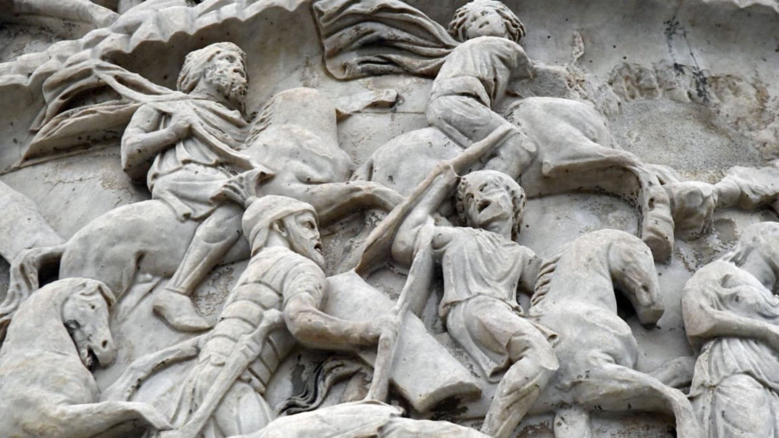 Szene auf der Marc-Aurel-Säule auf der Piazza Colonna in Rom: Auf dem 29,62 Meter hohen Säulenschaft mit seinen in 23 Windungen spiralförmig aufsteigenden, ursprünglich bemalten Bildreliefs werden in 116 Szenen Ereignisse aus den Markomannen-Kriegen dargestellt, die der Kaiser seit dem Jahr 166 bis zu seinem Tod 180 n. Chr. in langwierigen und verlustreichen Feldzügen führte.Imago/ZUMA Press