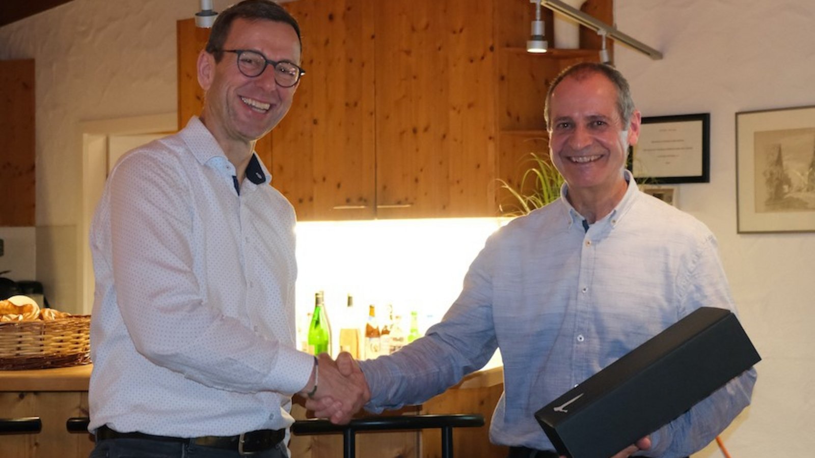 Der Vorsitzende Markus Rodi (rechts) verabschiedet Jugendwart Marcus Kristen.  Foto: p