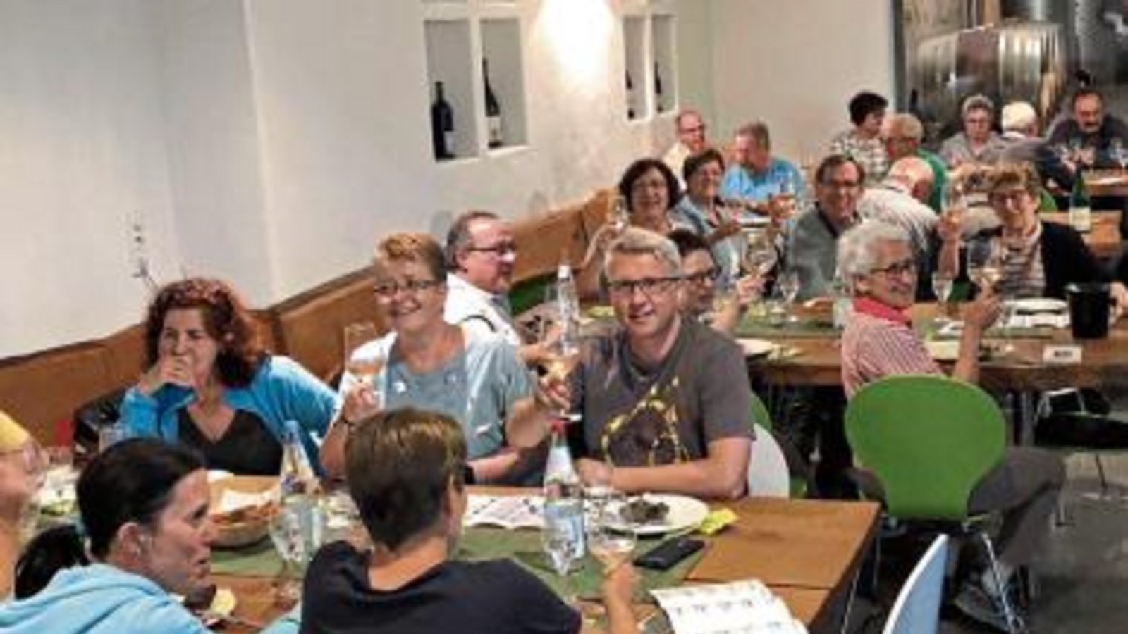 Zahlreiche Tropfen gab es für die Sersheimer Gesundheitssportler im Weingut Keller in Hohenhaslach zu probieren. Foto: p Zahlreiche Tropfen gab es für die Sersheimer Gesundheitssportler im Weingut Keller in Hohenhaslach zu probieren. Foto: p