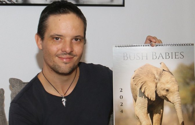 „Bush Babies“ stehen im Fokus des neuen Kalenders von Devon Jenkin. Der Eberdinger Familienvater macht auf seinen Safaritouren in Botswana viele Fotos. Auch das Bild an der Wand ist ein Foto, das er gemacht hat.  <span class='image-autor'>Foto: Müller</span>