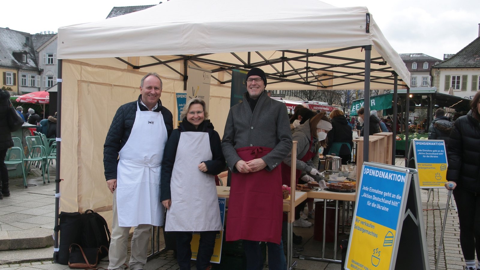 Die Schulleiter Wolfgang Ulshöfer (Robert-Franck-Schule), Andrea Theile-Stadelmann (Carl-Schaefer-Schule) und Kai Rosum-Kunzelmann (Mathilde-Planck-Schule), freuen sich über die erfolgreiche Benefizaktion auf dem Ludwigsburger Wochenmarkt. Andreas Moser von der Oscar-Walcker-Schule war für die „Spätschicht“ zuständig. Foto: p Die Schulleiter Wolfgang Ulshöfer (Robert-Franck-Schule), Andrea Theile-Stadelmann (Carl-Schaefer-Schule) und Kai Rosum-Kunzelmann (Mathilde-Planck-Schule), freuen sich über die erfolgreiche Benefizaktion auf dem Ludwigsburger Wochenmarkt. Andreas Moser von der Oscar-Walcker-Schule war für die „Spätschicht“ zuständig. Foto: p