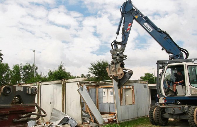 Die große Schere macht kurzen Prozess mit dem Metallgehäuse der Container, die lange Jahre als Flüchtlingsunterkunft dienten.  Foto: Thomaser