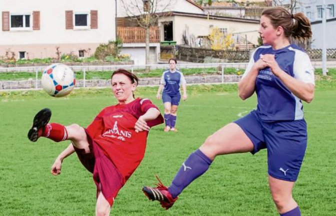 Nadine Friedl (SC Hohenhaslach, links) und Charlotte Rapp (FV Roßwag, rechts) mussten am letzten Spieltag Niederlagen mit ihren jeweiligen Teams einstecken. Foto: Archiv/Simecek