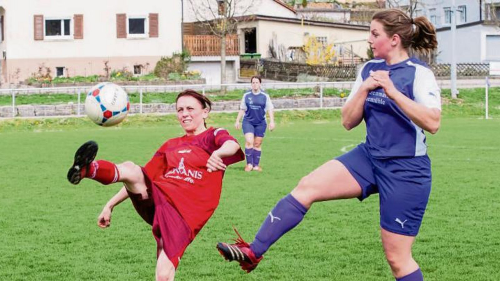 Nadine Friedl (SC Hohenhaslach, links) und Charlotte Rapp (FV Roßwag, rechts) mussten am letzten Spieltag Niederlagen mit ihren jeweiligen Teams einstecken. Foto: Archiv/Simecek Nadine Friedl (SC Hohenhaslach, links) und Charlotte Rapp (FV Roßwag, rechts) mussten am letzten Spieltag Niederlagen mit ihren jeweiligen Teams einstecken. Foto: Archiv/Simecek