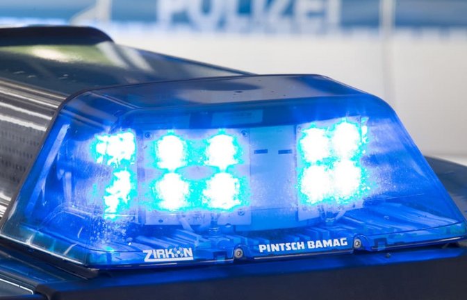 Polizei - Symbolbild: ARCHIV - 26.07.2015, Niedersachsen, Osnabrück: Ein Blaulicht leuchtet auf dem Dach eines Polizeiwagens. (zu dpa: «Motorradfahrer fährt gegen Auto – Schwerverletzter auf A7») Foto: Friso Gentsch/dpa +++ dpa-Bildfunk +++<span class='image-autor'>Friso Gentsch/dpa</span>