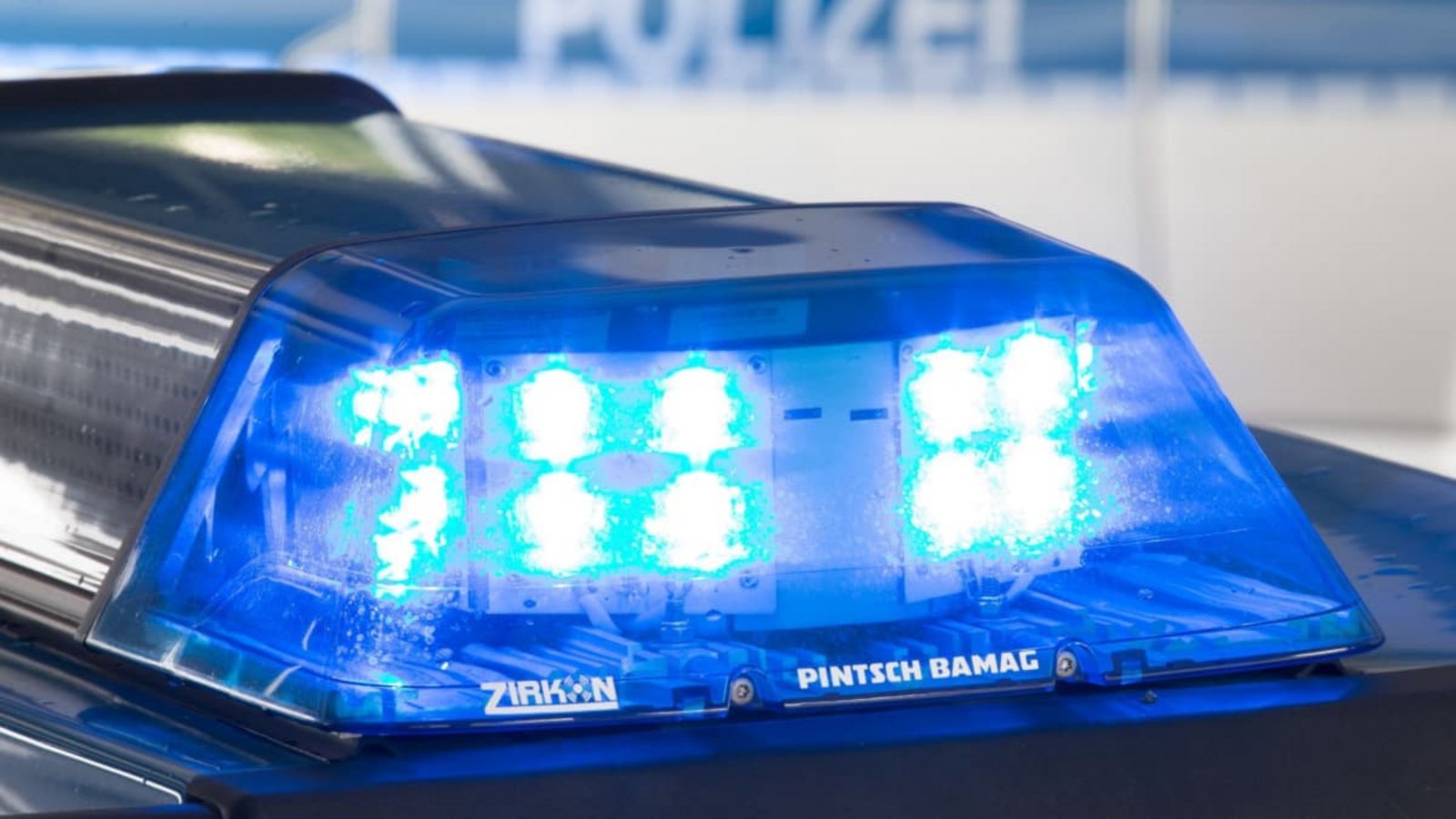 Polizei - Symbolbild: ARCHIV - 26.07.2015, Niedersachsen, Osnabrück: Ein Blaulicht leuchtet auf dem Dach eines Polizeiwagens. (zu dpa: «Motorradfahrer fährt gegen Auto – Schwerverletzter auf A7») Foto: Friso Gentsch/dpa +++ dpa-Bildfunk +++Friso Gentsch/dpa Polizei - Symbolbild: ARCHIV - 26.07.2015, Niedersachsen, Osnabrück: Ein Blaulicht leuchtet auf dem Dach eines Polizeiwagens. (zu dpa: «Motorradfahrer fährt gegen Auto – Schwerverletzter auf A7») Foto: Friso Gentsch/dpa +++ dpa-Bildfunk +++Friso Gentsch/dpa