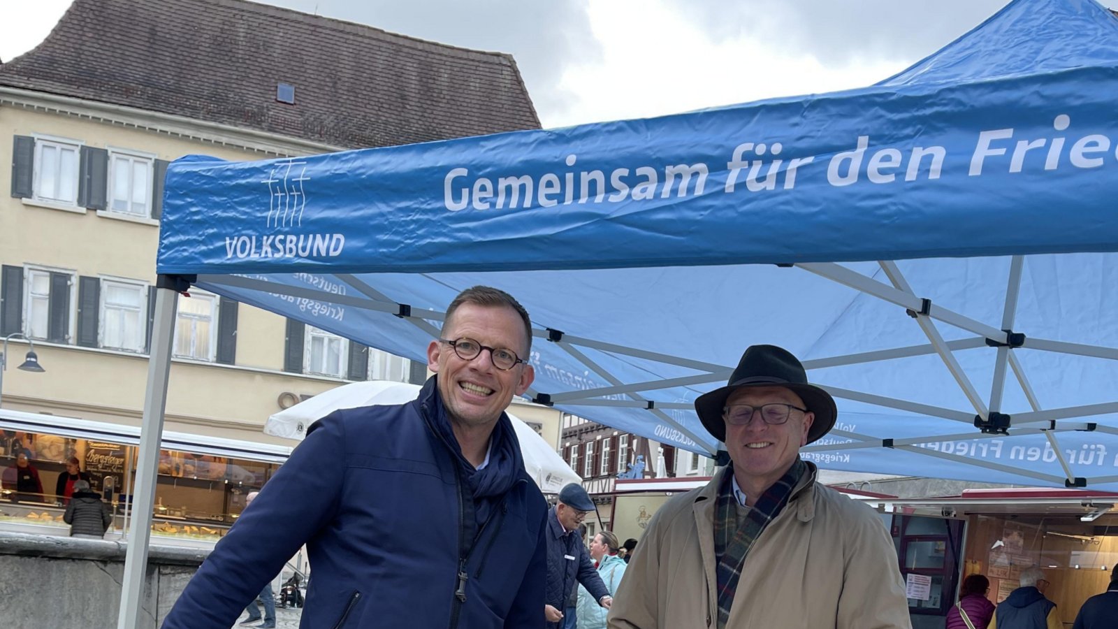 Im Geiste von Loriot: Einsatz für den Frieden ohne Hund ist möglich aber sinnlos. Auch in diesem Jahre sind wieder engagierte Schülerinnen und Schüler des Stromberg-Gymnasiums in der Stadt Vaihingen unterwegs und bitten um eine freiwilllige Spende für den Volksbund Deutsche Kriegsgräberfürsorge. Auf dem Bild links Oberbürgermeister Uwe Skrzypek und Karl-Heinz Schneider, Ortsbeauftragter des Volksbunds. Foto: p Im Geiste von Loriot: Einsatz für den Frieden ohne Hund ist möglich aber sinnlos. Auch in diesem Jahre sind wieder engagierte Schülerinnen und Schüler des Stromberg-Gymnasiums in der Stadt Vaihingen unterwegs und bitten um eine freiwilllige Spende für den Volksbund Deutsche Kriegsgräberfürsorge. Auf dem Bild links Oberbürgermeister Uwe Skrzypek und Karl-Heinz Schneider, Ortsbeauftragter des Volksbunds. Foto: p