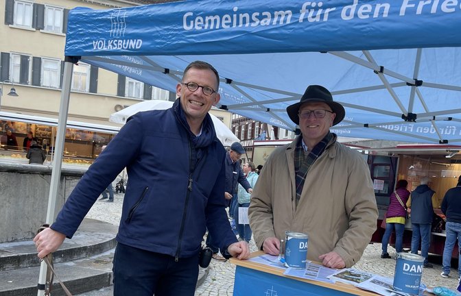 Im Geiste von Loriot: Einsatz für den Frieden ohne Hund ist möglich aber sinnlos. Auch in diesem Jahre sind wieder engagierte Schülerinnen und Schüler des Stromberg-Gymnasiums in der Stadt Vaihingen unterwegs und bitten um eine freiwilllige Spende für den Volksbund Deutsche Kriegsgräberfürsorge. Auf dem Bild links Oberbürgermeister Uwe Skrzypek und Karl-Heinz Schneider, Ortsbeauftragter des Volksbunds. <span class='image-autor'>Foto: p</span>