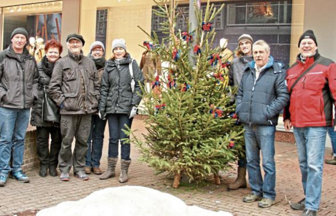Als traditioneller Vertreter beim alljährlichen Maientag hat der Vaihinger Maientagsstammtisch seinen monatlichen Stammtisch nach Ulm verlegt und dort den über die Landesgrenzen bekannten Weihnachtsmarkt besucht. Als ob es eine offizielle Begrüßung wäre, stand hierzu am Zugang zum wunderschönen Ulmer Weihnachtsmarkt ein Christbaum, geschmückt in den Vaihinger Stadtfarben. Foto: Gulich