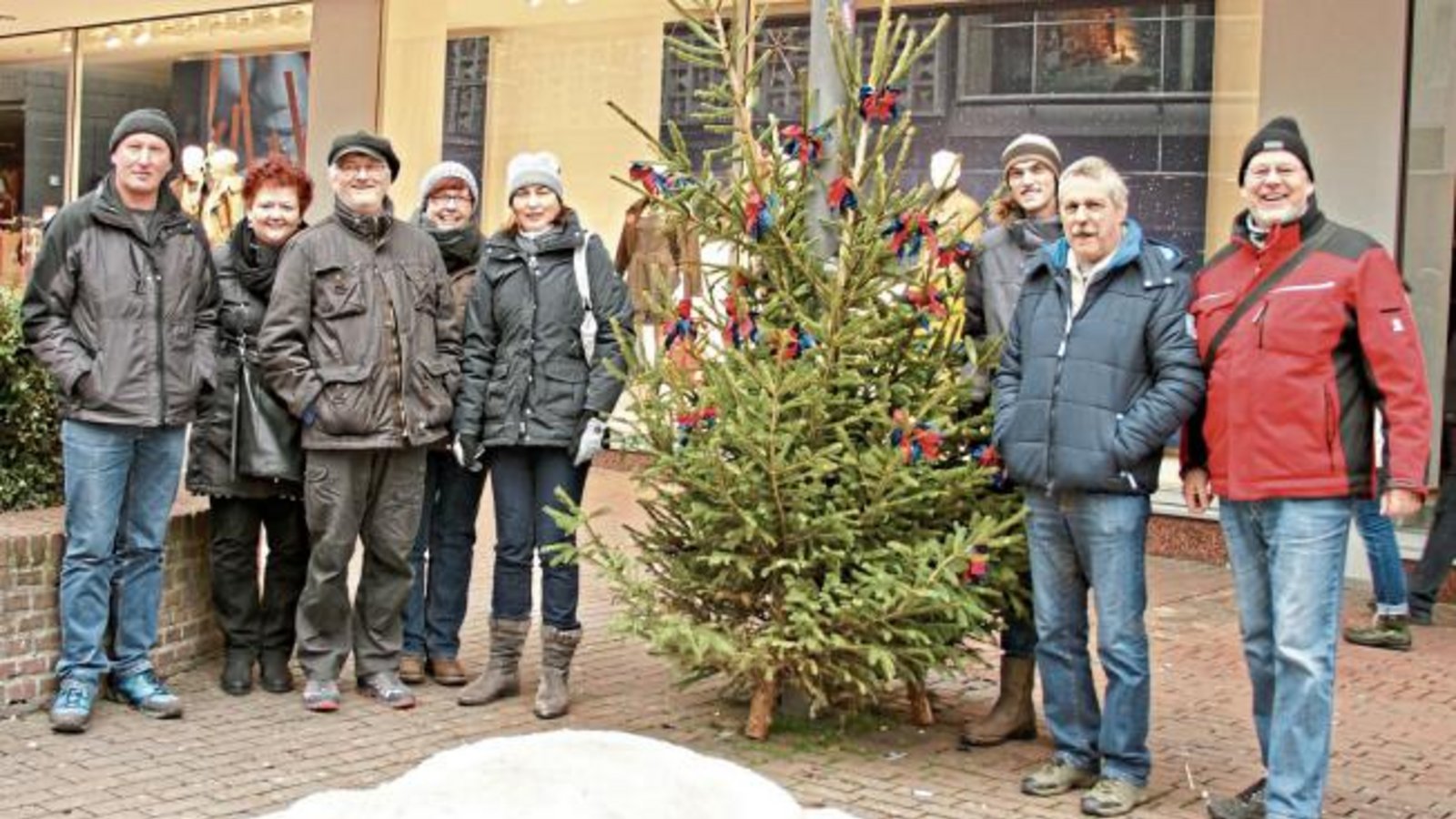 Als traditioneller Vertreter beim alljährlichen Maientag hat der Vaihinger Maientagsstammtisch seinen monatlichen Stammtisch nach Ulm verlegt und dort den über die Landesgrenzen bekannten Weihnachtsmarkt besucht. Als ob es eine offizielle Begrüßung wäre, stand hierzu am Zugang zum wunderschönen Ulmer Weihnachtsmarkt ein Christbaum, geschmückt in den Vaihinger Stadtfarben. Foto: Gulich Als traditioneller Vertreter beim alljährlichen Maientag hat der Vaihinger Maientagsstammtisch seinen monatlichen Stammtisch nach Ulm verlegt und dort den über die Landesgrenzen bekannten Weihnachtsmarkt besucht. Als ob es eine offizielle Begrüßung wäre, stand hierzu am Zugang zum wunderschönen Ulmer Weihnachtsmarkt ein Christbaum, geschmückt in den Vaihinger Stadtfarben. Foto: Gulich