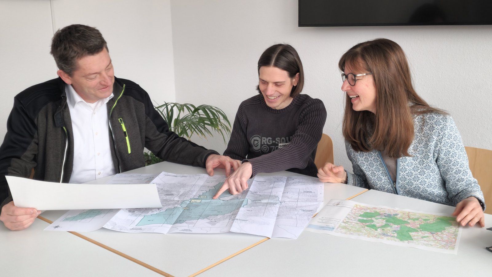 Das nächste Wasserschutzgebiet soll im südöstlichen Enzkreis ausgewiesen werden. Axel Frey, Michael Niekrawietz und Andrea Winter (von links) wissen, worauf es dabei ankommt. Foto: Friedrich Das nächste Wasserschutzgebiet soll im südöstlichen Enzkreis ausgewiesen werden. Axel Frey, Michael Niekrawietz und Andrea Winter (von links) wissen, worauf es dabei ankommt. Foto: Friedrich