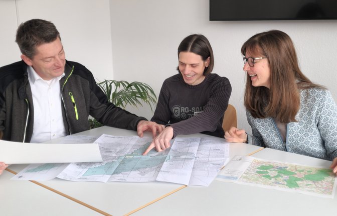 Das nächste Wasserschutzgebiet soll im südöstlichen Enzkreis ausgewiesen werden. Axel Frey, Michael Niekrawietz und Andrea Winter (von links) wissen, worauf es dabei ankommt. <span class='image-autor'>Foto: Friedrich</span>