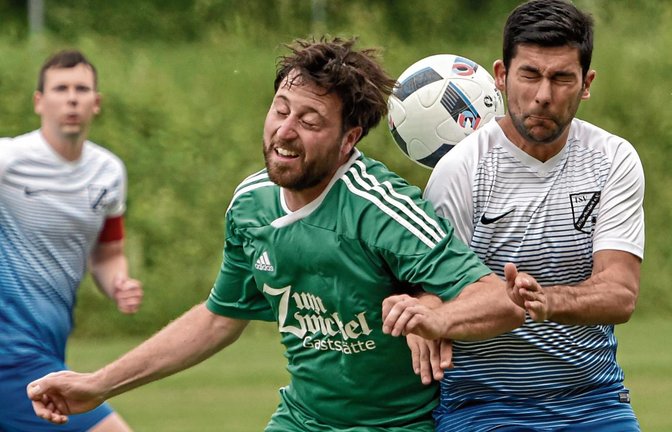 Auch mal dorthin gehen, wo es weh tut – so wie Nelson Caldas (rechts) – das erwartet Spielertrainer Sedat Yilmaz. Foto: Leitner