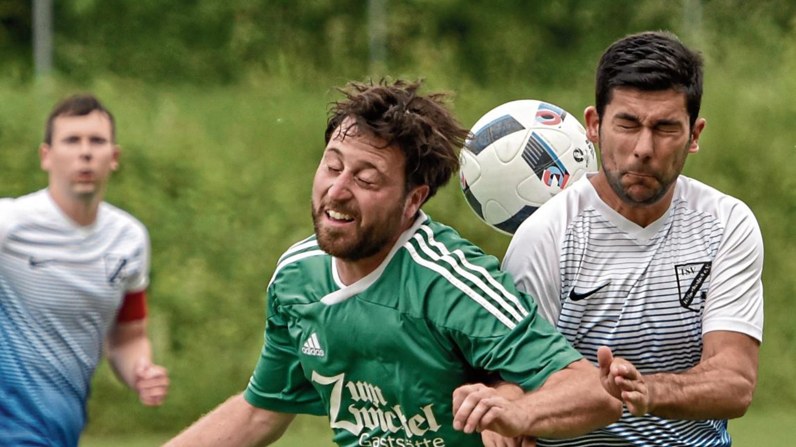 Auch mal dorthin gehen, wo es weh tut – so wie Nelson Caldas (rechts) – das erwartet Spielertrainer Sedat Yilmaz. Foto: Leitner
