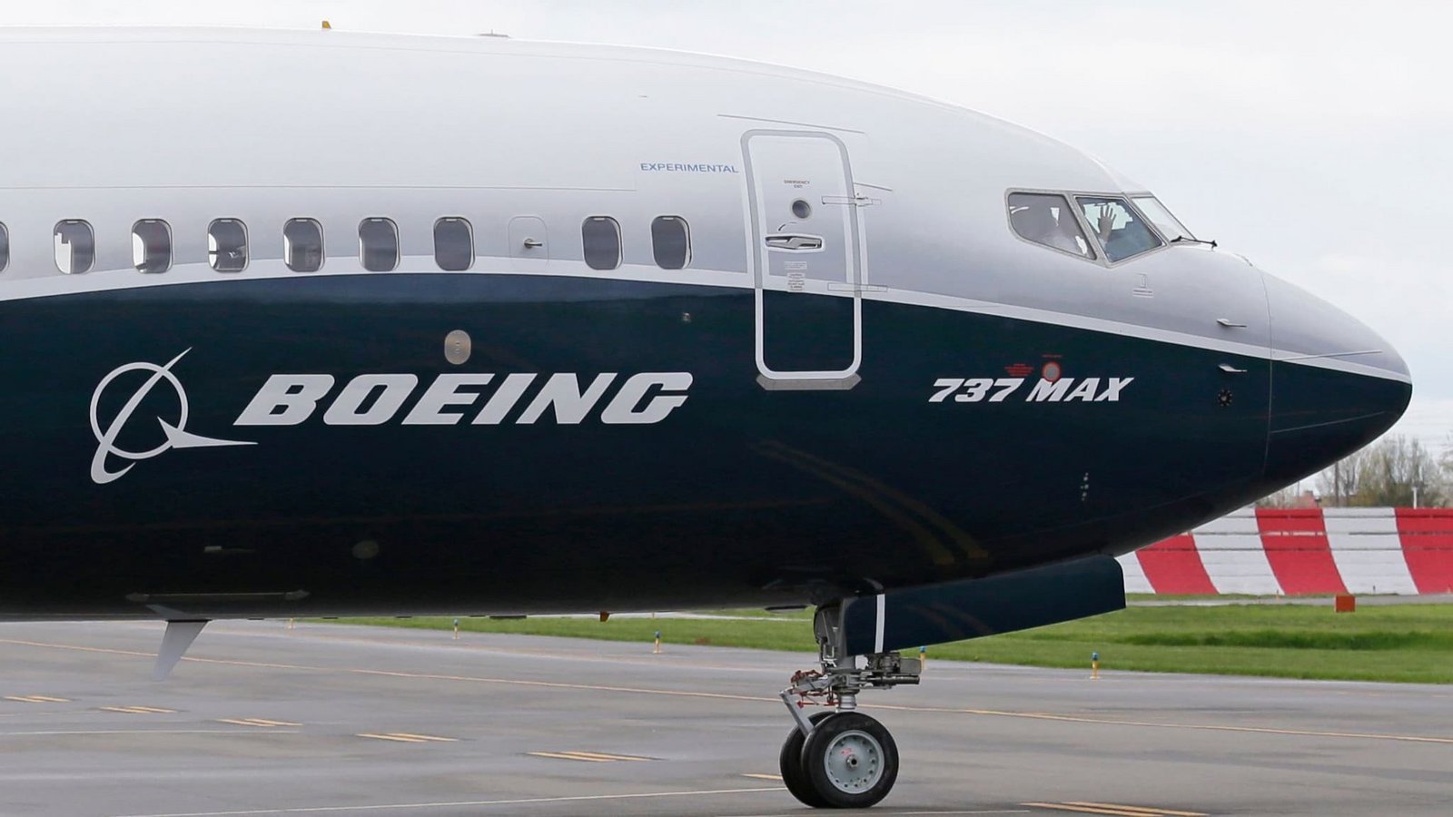 Rund 470 Maschinen des Typs Boeing 737 Max sollen auf Risse neben Türen überprüft werden. (Archivbild)Ted S. Warren/AP/dpa