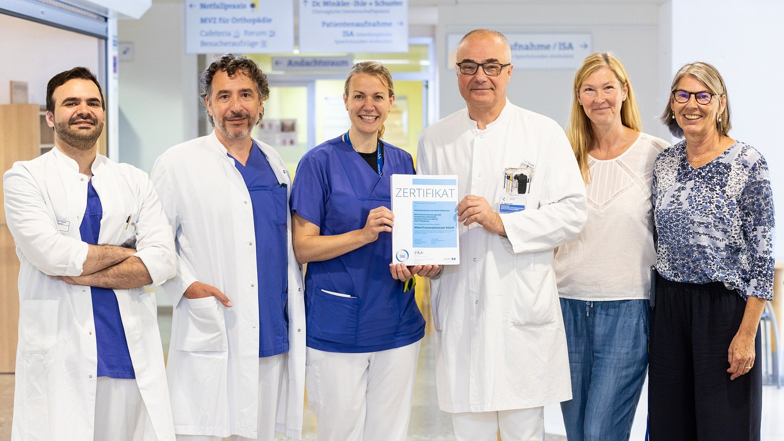 Sie freuen sich sehr über die Urkunde zur Zertifizierung zum Zentrum für Altersmedizin (von links): Amr Alnouri, Roman Dettmann, Dr. Katja Grabenstein, Dr. Olgierd Taler, Sektionsleiter Unfallchirurgie, Bianca Wohlleben, Bereichsleitung Pflege, Regina Weber, Sozialberatung. Foto: RKH