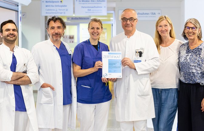 Sie freuen sich sehr über die Urkunde zur Zertifizierung zum Zentrum für Altersmedizin (von links): Amr Alnouri, Roman Dettmann, Dr. Katja Grabenstein, Dr. Olgierd Taler, Sektionsleiter Unfallchirurgie, Bianca Wohlleben, Bereichsleitung Pflege, Regina Weber, Sozialberatung. <span class='image-autor'>Foto: RKH</span>