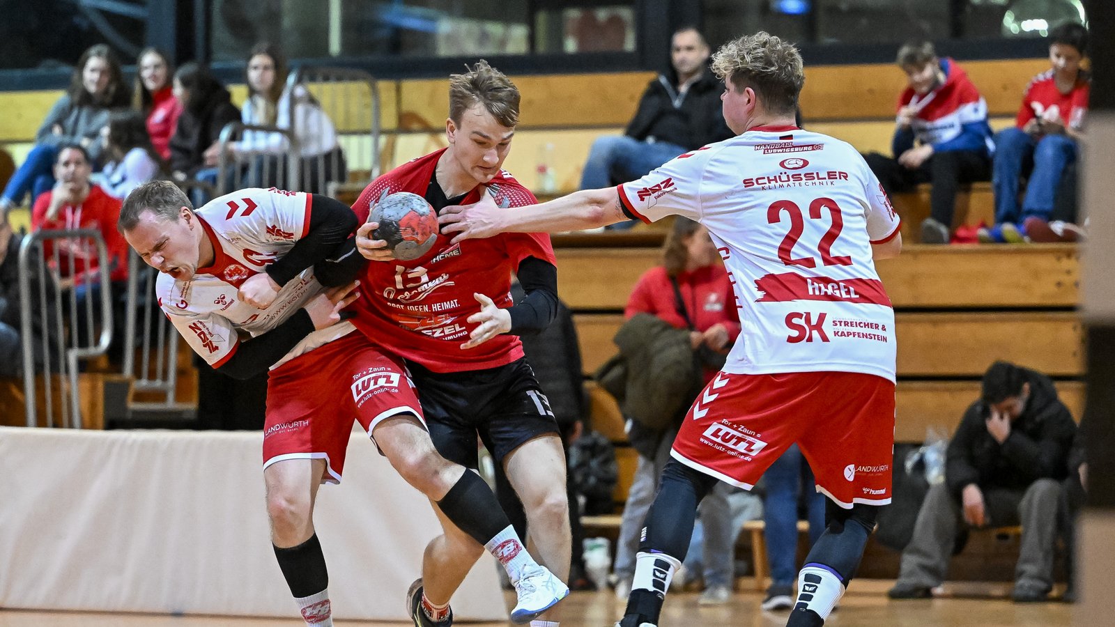 Er wird gezerrt und gezogen, doch Florian Baumann (Mitte) vom HC Metter-Enz ist in dieser Szene nicht vom Ball zu trennen. Foto: Leitner