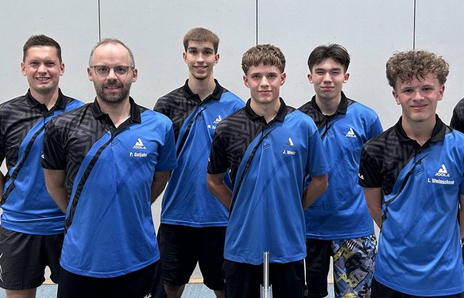 Michael Zucker (hinten von links), Manuel Schneider, Stellan Krilla, Josef Oleksik, Philipp Gutjahr (vorne von links), Jannik Wenz und Louis Weinschenk wollen mit dem TSV Kleinglattbach den Klassenerhalt in der Bezirksoberliga schaffen. <span class='image-autor'>Foto: privat</span>