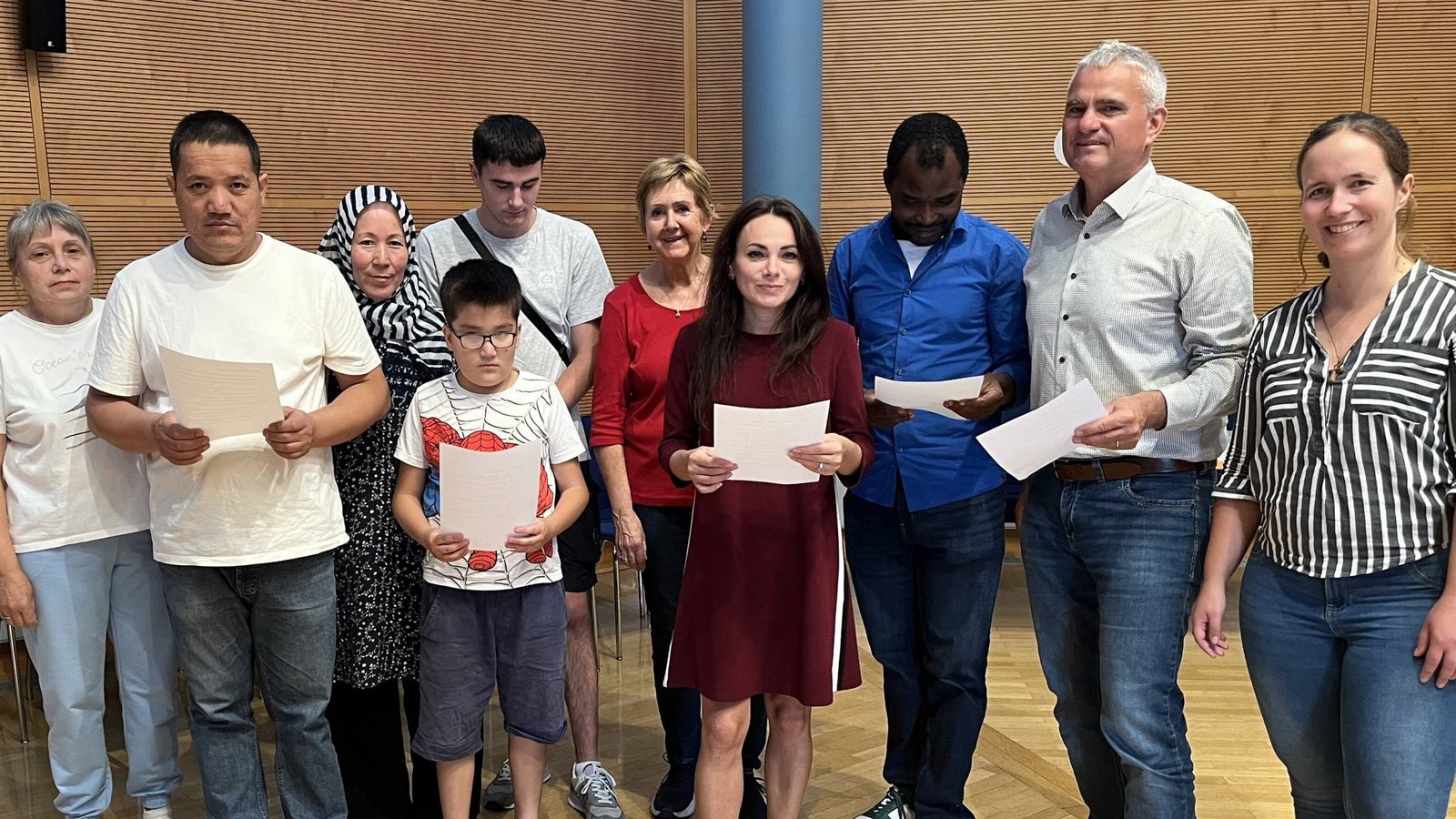 Bürgermeister Holger Albrich (Zweiter von rechts) und Sozialarbeiterin Melanie Zwiener (rechts) absolvieren mit Besuchern die unterschiedlichen Stationen zum Thema der Migration. Foto: Glemser Bürgermeister Holger Albrich (Zweiter von rechts) und Sozialarbeiterin Melanie Zwiener (rechts) absolvieren mit Besuchern die unterschiedlichen Stationen zum Thema der Migration. Foto: Glemser