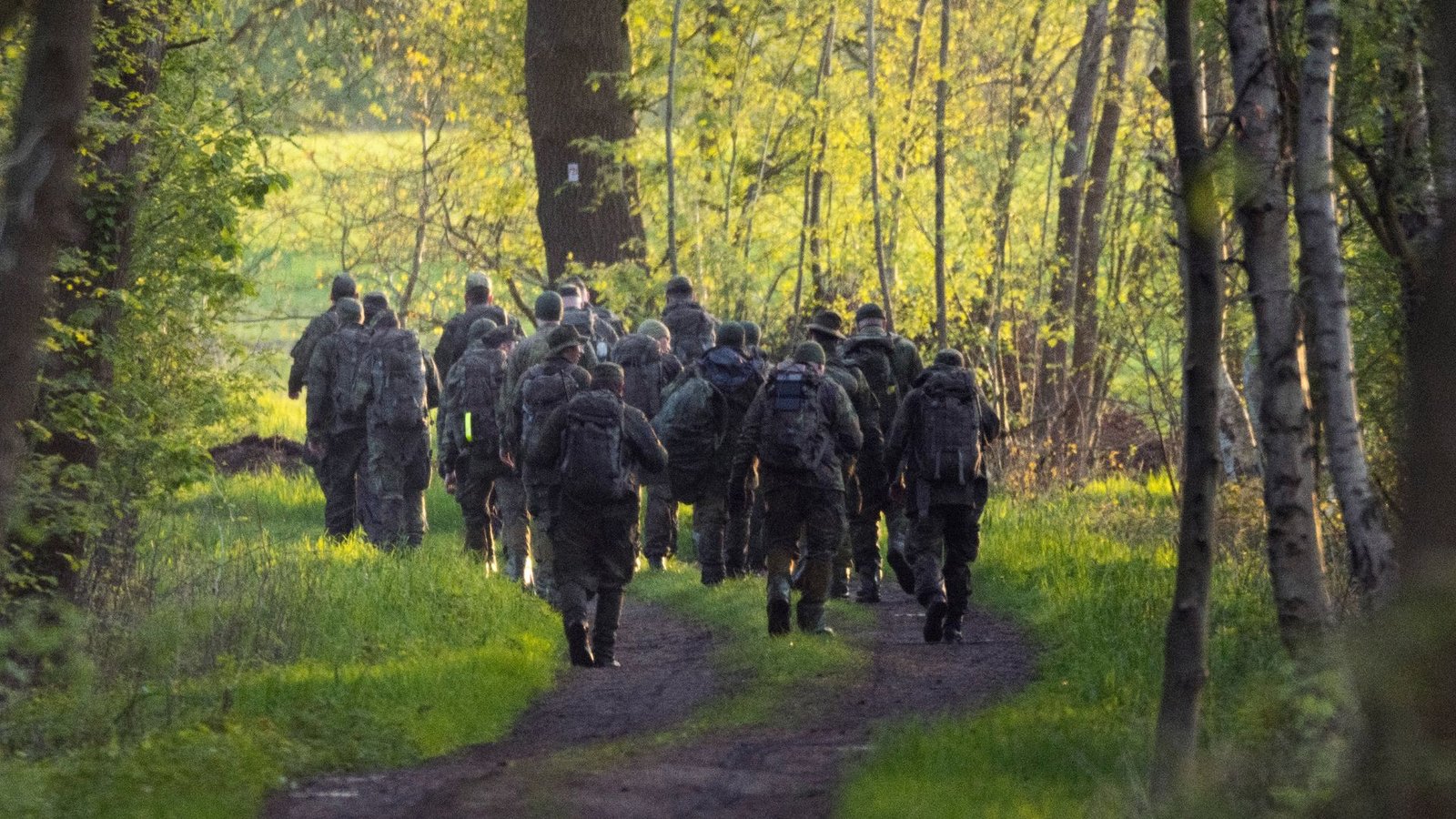 Die Bundeswehr sollte in der Nacht mit rund 200 Soldaten nach dem Jungen suchen.Foto: Markus Hibbeler/dpa