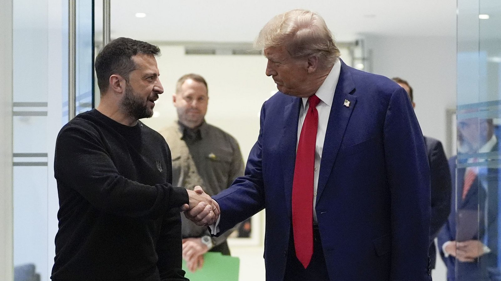 Wird an diesem Freitag das Rohstoffabkommen von Wolodymyr Selenskyj (l.) und Donald Trump mit Handschlag besiegelt? Europa ist jedenfalls außen vor (Archivfoto).Foto: dpa/Julia Demaree Nikhinson Wird an diesem Freitag das Rohstoffabkommen von Wolodymyr Selenskyj (l.) und Donald Trump mit Handschlag besiegelt? Europa ist jedenfalls außen vor (Archivfoto).Foto: dpa/Julia Demaree Nikhinson