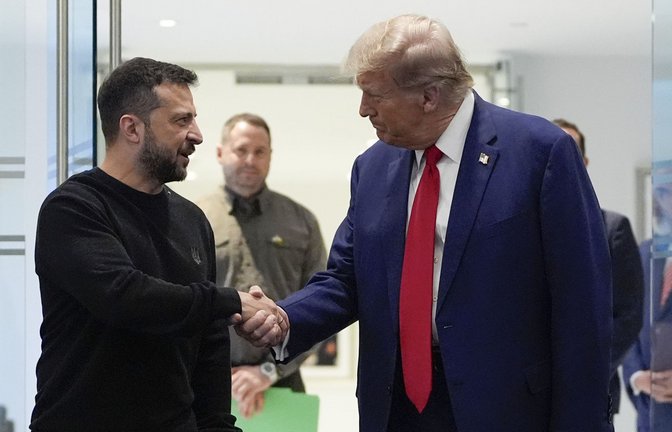Wird an diesem Freitag das Rohstoffabkommen von Wolodymyr Selenskyj  (l.) und Donald Trump mit Handschlag besiegelt? Europa ist jedenfalls außen vor (Archivfoto).<span class='image-autor'>Foto: dpa/Julia Demaree Nikhinson</span>