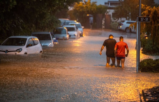 Autos versinken im Starkregen: Im Jahr 2021 war Reutlingen von Unwetter stark betroffen. Ein noch schlimmerer Sturm war 2013.<span class='image-autor'>Foto: Archiv /7aktuell.de/Simon Adomat</span>