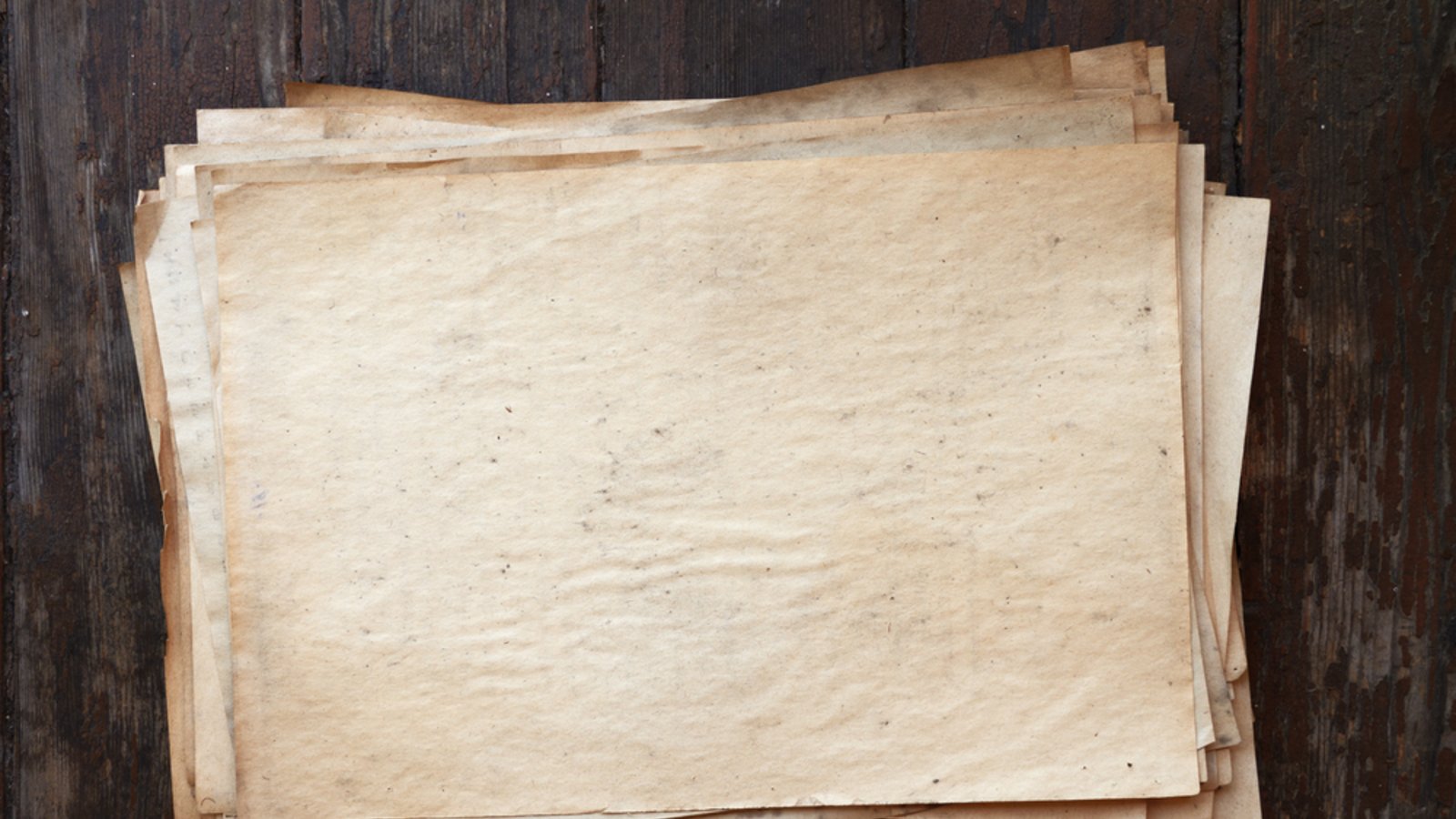 Erfahren Sie, wie man Papier schnell und einfach vergilben kann und welche unterschiedlichen Möglichkeiten es gibt.Foto: Valentin Agapov / Shutterstock.com Erfahren Sie, wie man Papier schnell und einfach vergilben kann und welche unterschiedlichen Möglichkeiten es gibt.Foto: Valentin Agapov / Shutterstock.com