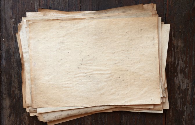 Erfahren Sie, wie man Papier schnell und einfach vergilben kann und welche unterschiedlichen Möglichkeiten es gibt.<span class='image-autor'>Foto: Valentin Agapov / Shutterstock.com</span>